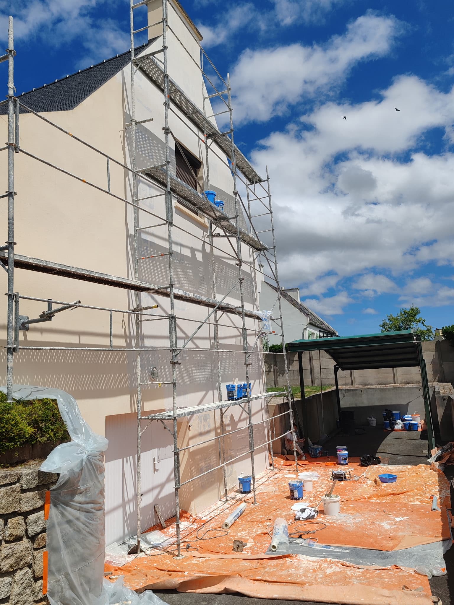 Chantier de ravalement de façade avec échafaudage complet