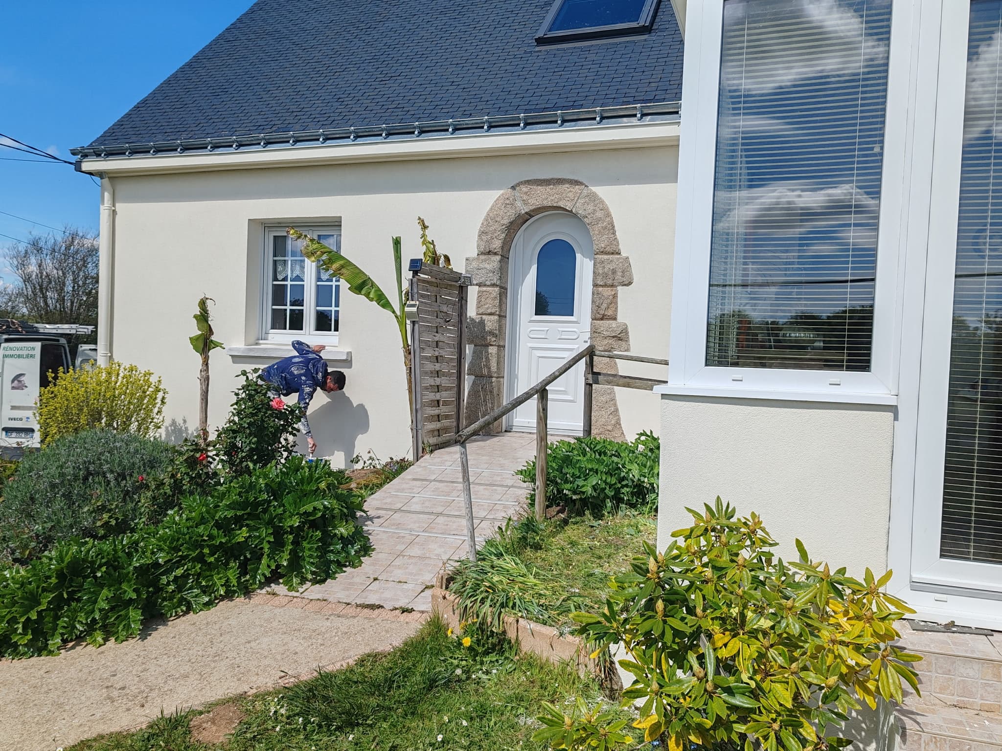 Belle façade bretonne rénovée avec encadrements granit et véranda