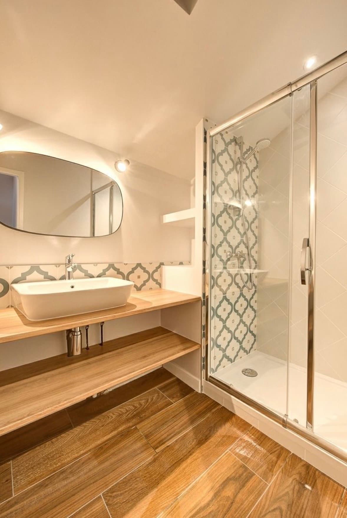 Salle de bain refaite avec faïence azulejo et meuble vasque bois